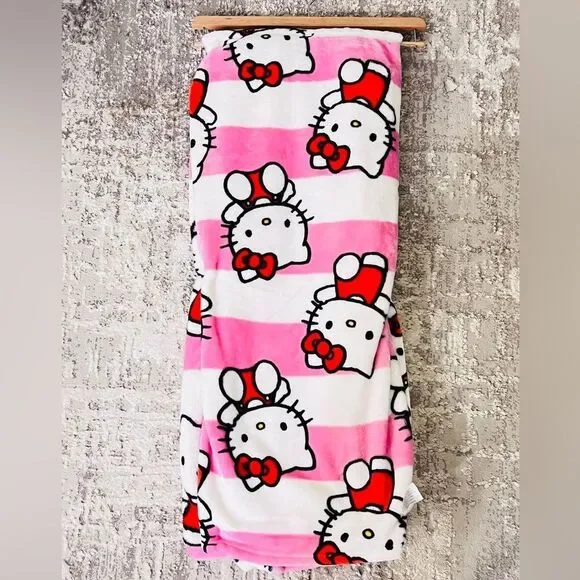 Hello Kitty Throw - Picture 2 of 3